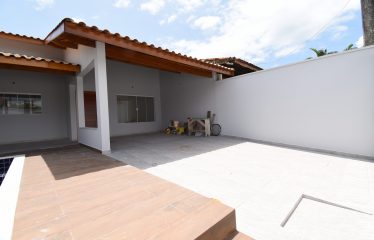 Casa nova com piscina à venda em Peruíbe.