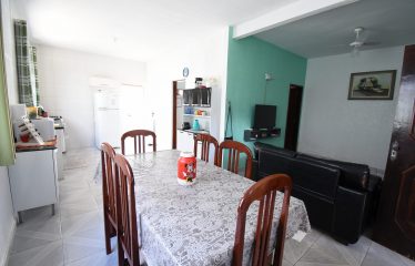 Casa térrea no Centro de Peruíbe à venda.