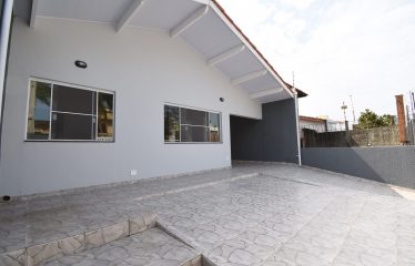 Casa térrea no Centro de Peruíbe à venda.