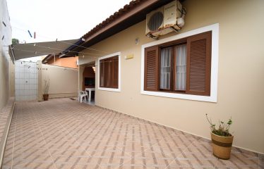 Casa Térrea Mobiliada a poucos metros da Praia a venda em Peruíbe