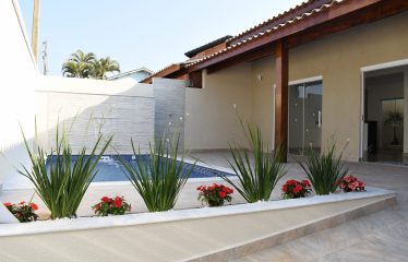 Casa com Piscina e Edícula muito próximo da Praia a venda em Peruíbe