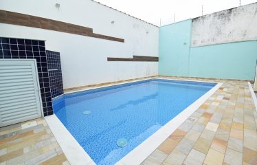 Sobrado com Piscina à 100 m do Mar à venda em Peruíbe.