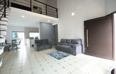 Sobrado com Piscina à venda em Peruíbe.