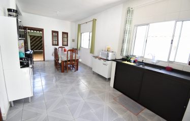 Casa térrea no Centro de Peruíbe à venda.