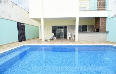 Sobrado com Piscina à 100 m do Mar à venda em Peruíbe.