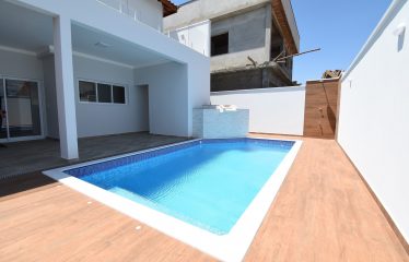 Sobrado Novo com Piscina em Condomínio a venda em Peruíbe
