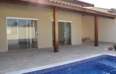 Casa com Piscina e Edícula muito próximo da Praia a venda em Peruíbe