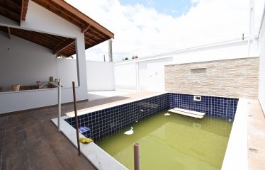 Casa nova com piscina à venda em Peruíbe.