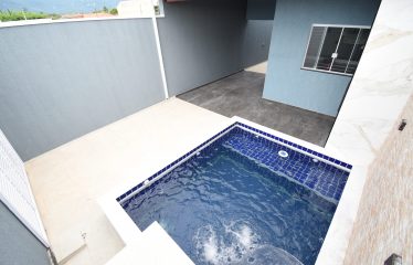 Casa no Flora Rica 2 com Piscina em Peruíbe à venda.