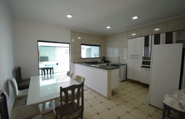 Sobrado com Piscina à venda em Peruíbe.