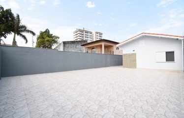 Casa térrea no Centro de Peruíbe à venda.