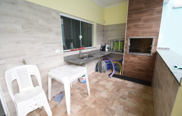 Sobrado com Piscina à 100 m do Mar à venda em Peruíbe.