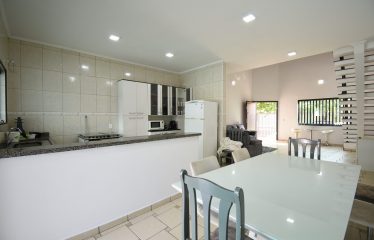 Sobrado com Piscina à venda em Peruíbe.