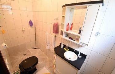 Casa térrea no Centro de Peruíbe à venda.