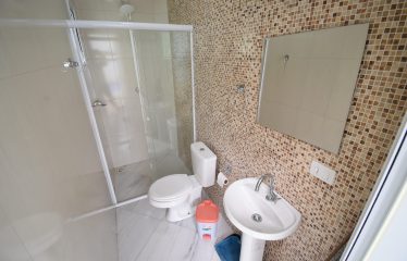 Sobrado com Piscina à 100 m do Mar à venda em Peruíbe.