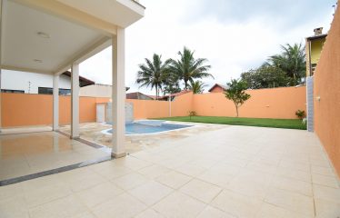 Casa com piscina e vista para o Mar à venda em Peruíbe.