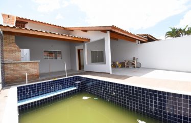 Casa nova com piscina à venda em Peruíbe.
