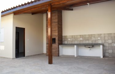 Casa com Piscina e Edícula muito próximo da Praia a venda em Peruíbe