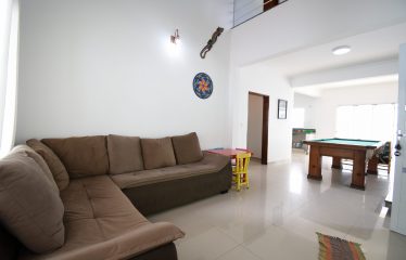 Sobrado com Piscina à 100 m do Mar à venda em Peruíbe.