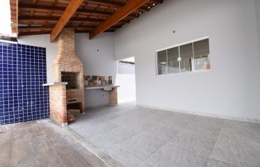 Casa nova com piscina à venda em Peruíbe.