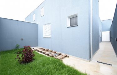 Casa no Flora Rica 2 com Piscina em Peruíbe à venda.