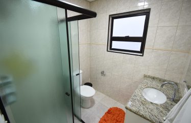 Sobrado com Piscina à venda em Peruíbe.