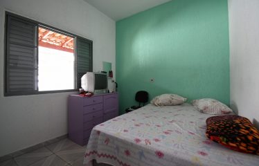 Casa térrea no Centro de Peruíbe à venda.