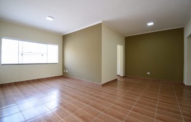 Casa térrea no Centro de Peruíbe à venda.