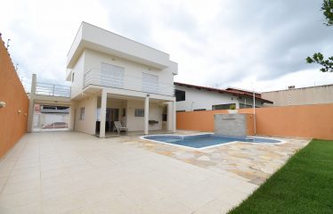 Casa com piscina e vista para o Mar à venda em Peruíbe.