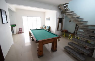 Sobrado com Piscina à 100 m do Mar à venda em Peruíbe.