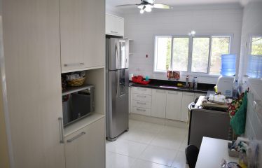 Casa térrea mobiliada com piscina em condomínio à venda em Peruíbe (Litoral Sul Paulista).