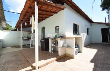 Casa térrea no Centro de Peruíbe à venda.