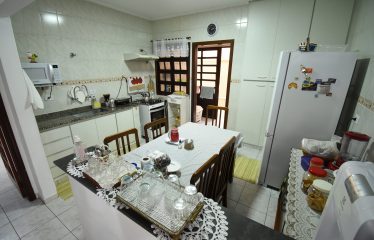 Casa Térrea Mobiliada a poucos metros da Praia a venda em Peruíbe