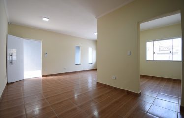 Casa térrea no Centro de Peruíbe à venda.