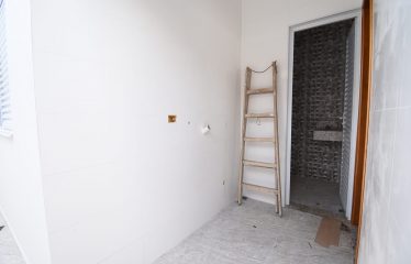 Casa nova com piscina à venda em Peruíbe.