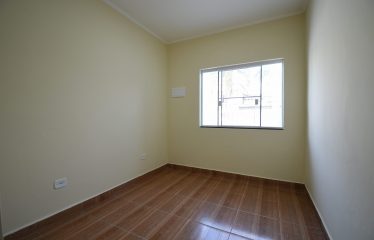 Casa térrea no Centro de Peruíbe à venda.