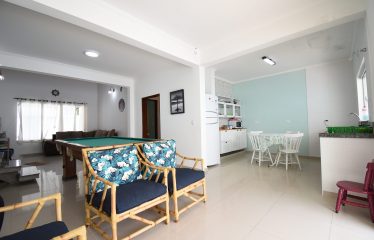 Sobrado com Piscina à 100 m do Mar à venda em Peruíbe.