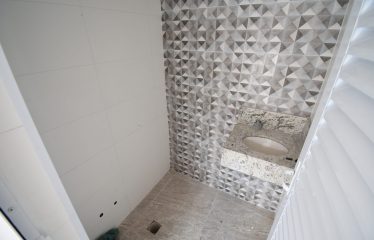 Casa nova com piscina à venda em Peruíbe.