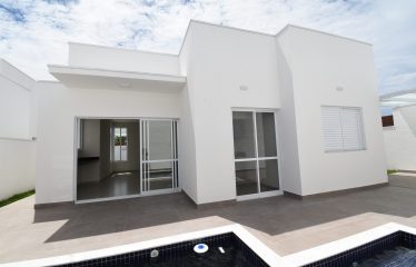 Casa Nova com Piscina à venda em Peruíbe.