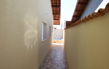 Casa Nova com Piscina em Excelente Localização a venda na Praia de Peruíbe.