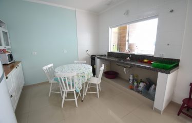 Sobrado com Piscina à 100 m do Mar à venda em Peruíbe.