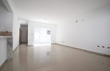 Casa nova com piscina à venda em Peruíbe.