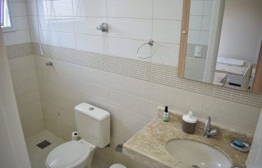 Casa térrea mobiliada com piscina em condomínio à venda em Peruíbe (Litoral Sul Paulista).