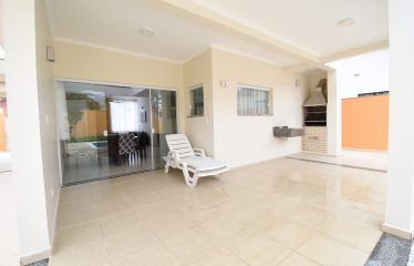 Casa com piscina e vista para o Mar à venda em Peruíbe.