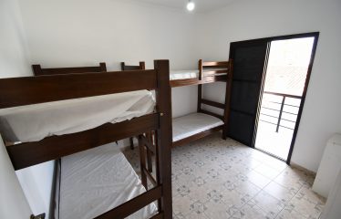 Sobrado com Piscina à venda em Peruíbe.