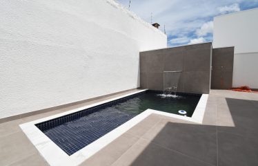 Casa Nova com Piscina à venda em Peruíbe.