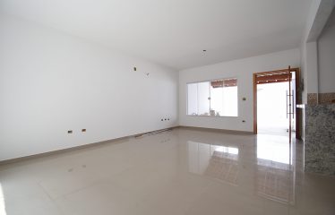 Casa nova com piscina à venda em Peruíbe.