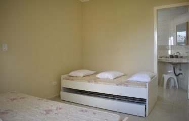 Casa térrea mobiliada com piscina em condomínio à venda em Peruíbe (Litoral Sul Paulista).