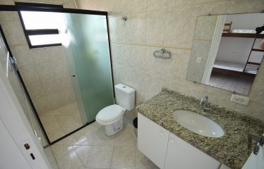 Sobrado com Piscina à venda em Peruíbe.