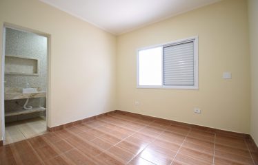 Casa térrea no Centro de Peruíbe à venda.